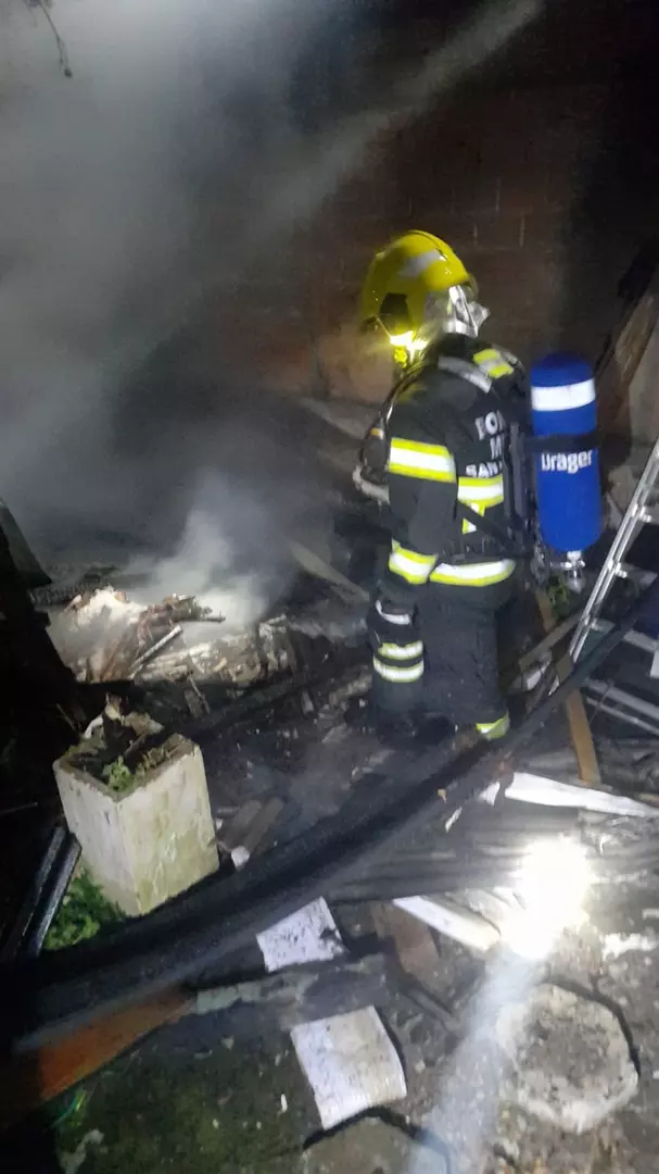 Incêndio em Depósito de Madeira em Residência no Bairro Vila das Flores - Mafra